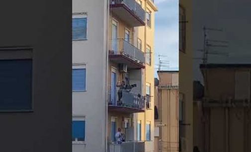 İtalyanlar koronavirüse ‘balkon orkestrası’ ile direniyor