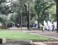 Arjantin’de halk karantinaya uymadı: Polis, biber gazıyla kovaladı