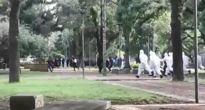 Arjantin’de halk karantinaya uymadı: Polis, biber gazıyla kovaladı