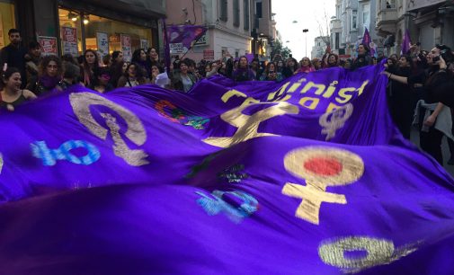 Feminist Gece Yürüyüşü için Taksim’de buluşan kadınlara polis müdahalesi