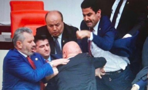 Meclis’teki kavgada CHP’li Özkoç’a yumruk atan AKP’li vekilin eli kırıldı