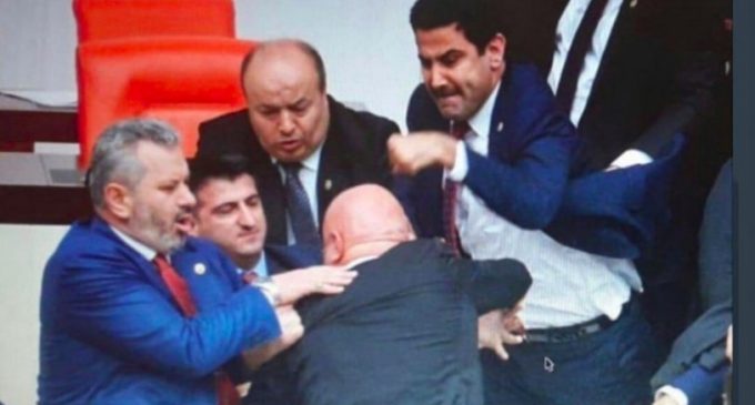 Meclis’teki kavgada CHP’li Özkoç’a yumruk atan AKP’li vekilin eli kırıldı