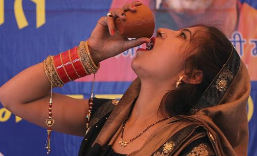 Hindistan’a özgü önlem: Virüsten korunmak için ‘inek idrarı içme partisi’ düzenlendi