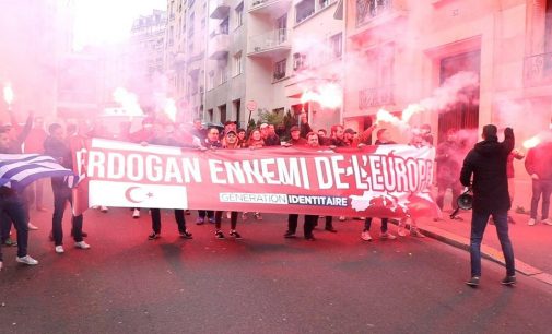 Paris’te ‘Erdoğan Avrupa’nın Düşmanı’ pankartı açan Fransızlara 24 saatlik gözaltı
