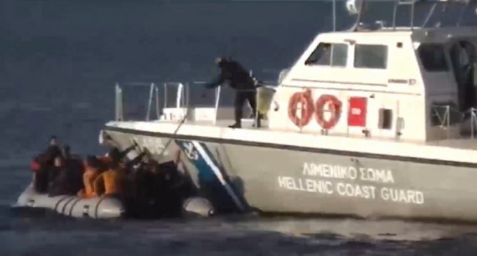 Yunan sahil güvenliği, çocukların olduğu sığınmacı botunu batırmaya çalıştı