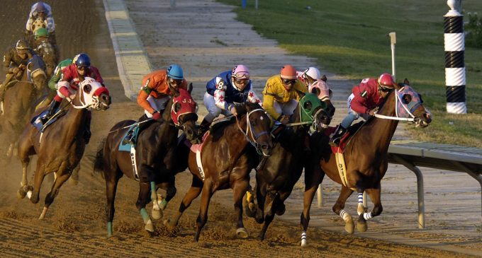 At yarışları da koronavirüs nedeniyle ertelendi