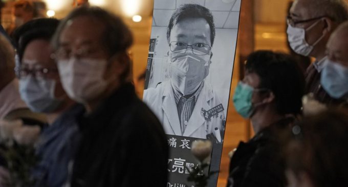Çin, salgını ilk duyurduğunda söylenti yaymakla suçladığı doktoru ölümünden sonra akladı