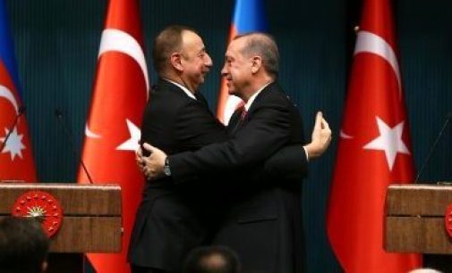 Erdoğan: Bu aralar sarılmaları öpüşmeleri erteleyelim