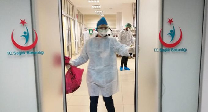 Kronik hastalığı olan 26 sağlık çalışanı göreve çağrıldı: İki personel koronavirüse yakalandı