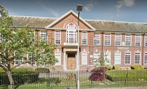 İngiltere koronavirüs stratejisini değiştirerek okulları kapatıyor