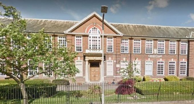 İngiltere koronavirüs stratejisini değiştirerek okulları kapatıyor