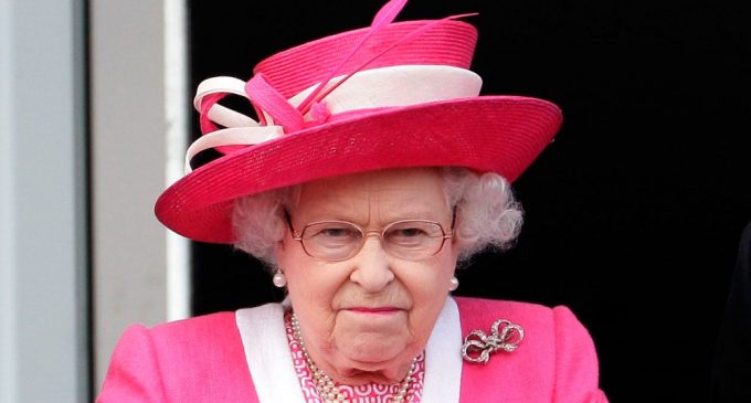 Kraliçe Elizabeth koronavirüs nedeniyle sarayı terk etti