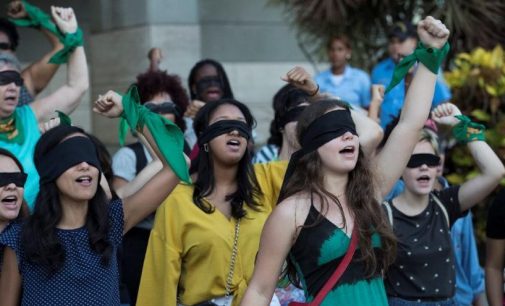 Las Tesis dansı yapan kadınlara saldıran polisler hakkında karar: Yasaya uygun müdahale etmişler