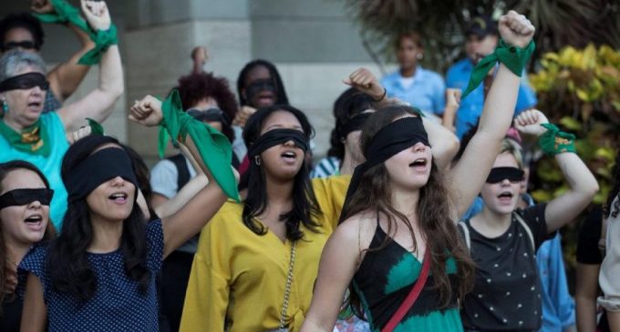 Las Tesis dansı yapan kadınlara saldıran polisler hakkında karar: Yasaya uygun müdahale etmişler