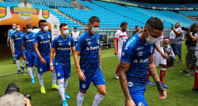 Maçların ertelenmemesi ve seyircisiz oynanmasına futbolculardan maskeli protesto