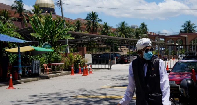 Vaka sayısı bin 183’e yükselen Malezya’da virüsün camilerden yayıldığı anlaşıldı