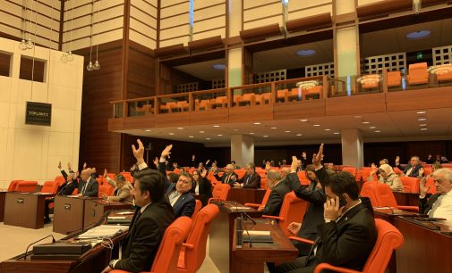 Koronavirüs tedbirleri için verilen önerge AKP ve MHP oylarıyla reddedildi