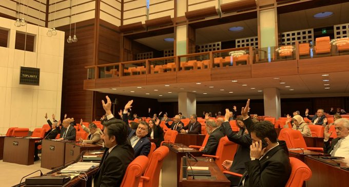 Koronavirüs tedbirleri için verilen önerge AKP ve MHP oylarıyla reddedildi