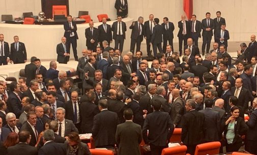Meclis’te yumruk yumruğa kavga: AKP ve CHP’li vekiller birbirine girdi