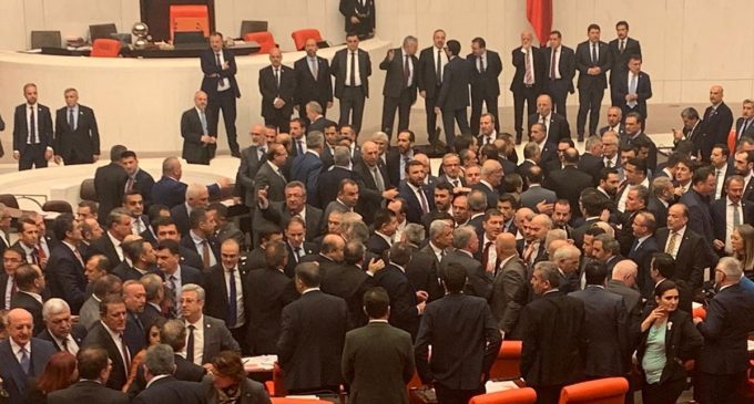 Meclis’te yumruk yumruğa kavga: AKP ve CHP’li vekiller birbirine girdi