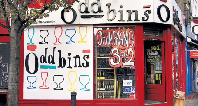 İngiltere’de alkollü içki satan mini marketler ‘açık kalması gereken noktalar’ arasında