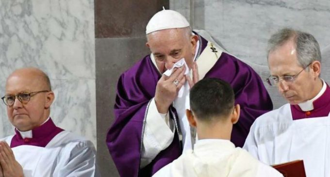 Papa ile aynı konutta kalan rahipte koronavirüs tespit edildi