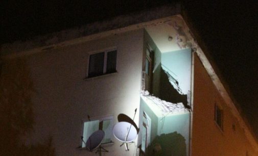Dört katlı binanın balkonları çöktü