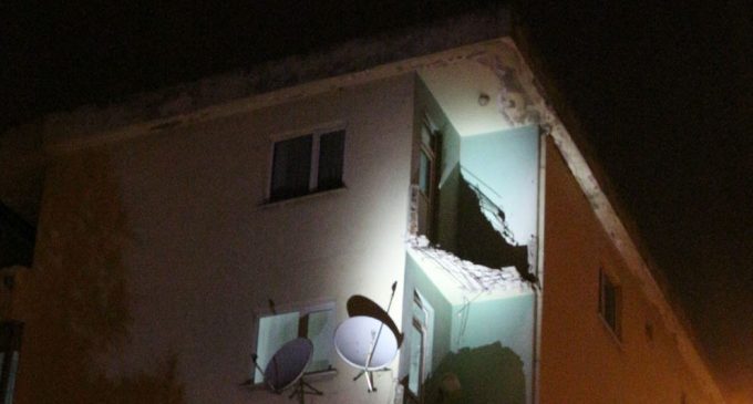 Dört katlı binanın balkonları çöktü
