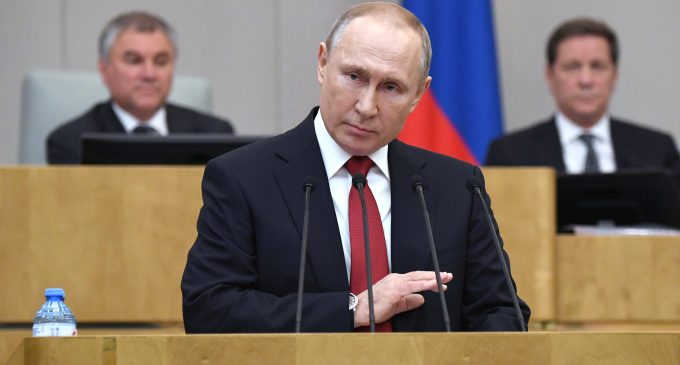 Putin, iktidarda kalmasını sağlayacak referandumu erteledi, evde kalın çağrısı yaptı