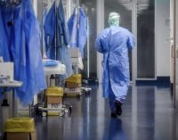 Sağlık çalışanları virüs bulaştırma riski nedeniyle eve gitmiyor