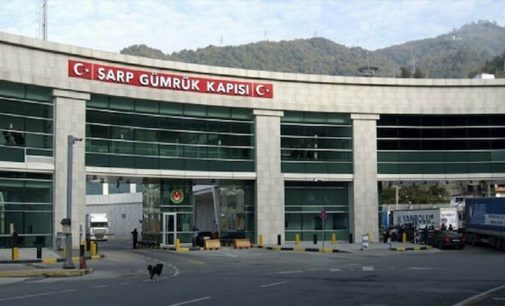 Gürcistan sınırındaki Sarp Sınır Kapısı yolcu trafiğine kapatıldı