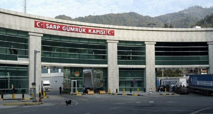 Gürcistan sınırındaki Sarp Sınır Kapısı yolcu trafiğine kapatıldı