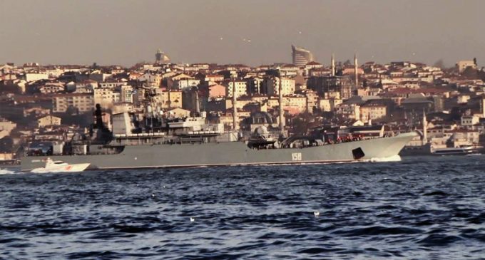 Rus savaş gemisi ‘Caesar Kunikov’ İstanbul Boğazı’ndan geçti