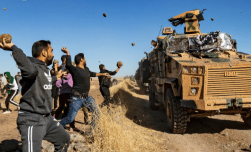 Suriye medyası: Köy halkı Amerikan konvoyunu taşladı