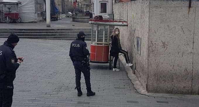 Taksim’de karantinadan kaçan kadın yakalandı