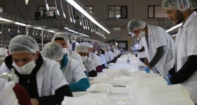 Tekstil firması 550 işçiyle üç vardiya çalışarak Avrupa için bir milyar maske üretiyor