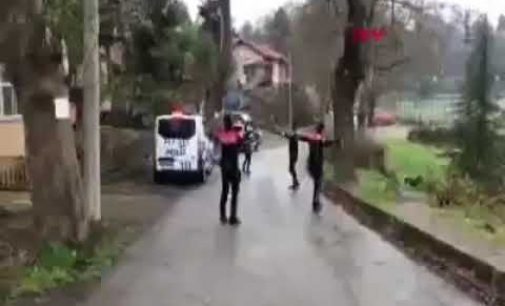 Polisler önce ‘evde kalın’ anonsu yaptı, sonra Ankara’nın Bağları’nı çalıp oynadı