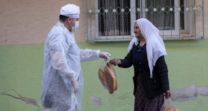 CHP’li belediyeler yapıyor, AKP engelliyor: Ücretsiz ekmek dağıtımı yasaklandı