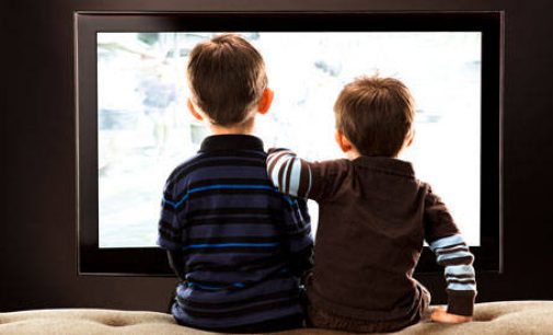 Uzmanlardan  karantina sürecinde televizyon izleyen çocuklar için kritik uyarı