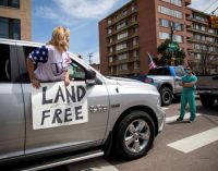 ABD’de iki sağlık çalışanından sokağa çıkma kısıtlamalarını protesto edenlere karşı eylem