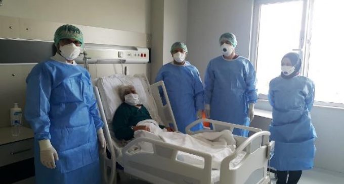 99 yaşındaki Safiye Dağdelen koronavirüsü yenerek taburcu edildi