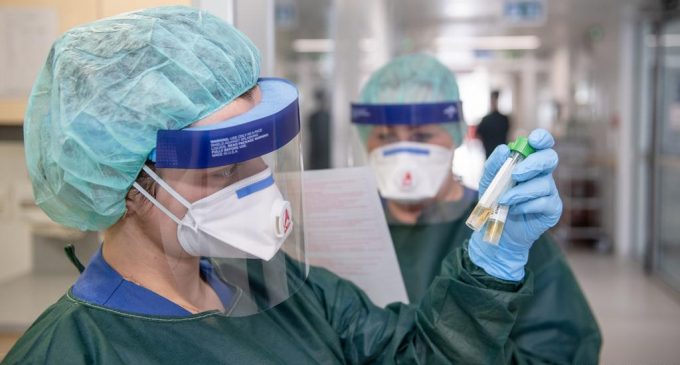 Almanya’da 2 bin 300 sağlık çalışanına koronavirüs bulaştı