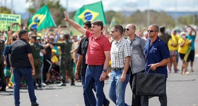 ‘Evde kalın’  diyen bakanı kovmuştu: Brezilya Devlet Başkanı karantina karşıtı eyleme katıldı