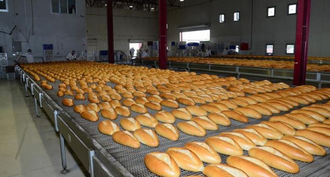 CHP’li belediyenin ücretsiz ekmeğini dağıttığı için üç kişi gözaltına alındı: Tutanak tutulmadan bırakıldı