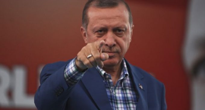 Sokağa çıkması yasak olan 80 yaşındaki vatandaş Erdoğan’a hakaret suçlamasıyla karakola götürüldü
