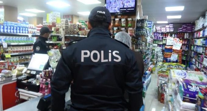 İstanbul’da açık markete baskın: Müşteriler saklandı, market sahibi ‘Zorla içeri girdiler’ dedi