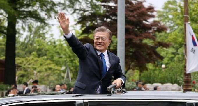 Güney Kore sandığa gitti: Salgınla mücadelede başarılı olan Moon Jae-in zafer kazandı