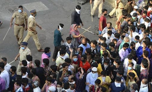 Hindistan’da koronavirüse karşı uzatılan ‘sokağa çıkma yasağını’ binlerce kişi protesto etti