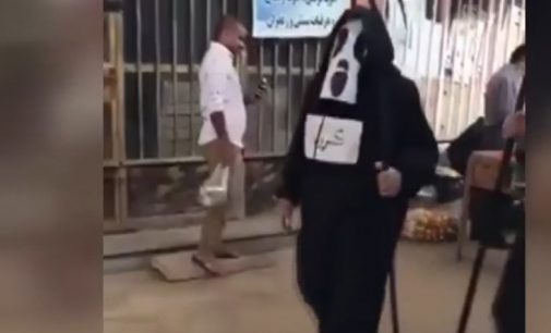 İran’da ‘azrail kostümlü’ koronavirüs uyarısı