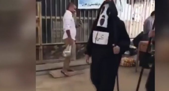 İran’da ‘azrail kostümlü’ koronavirüs uyarısı